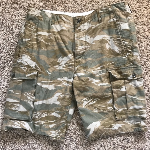 levi's camo cargo shorts